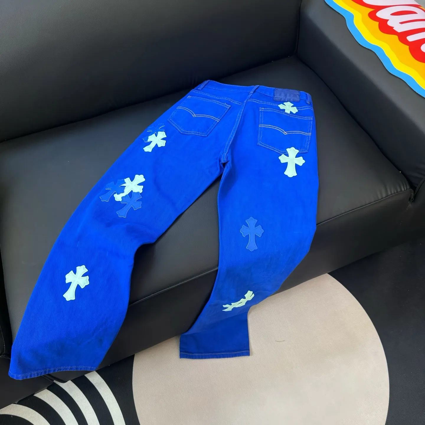 🅿️310 Style number: D254 Chrome Hearts CH Chrome Hearts The same jeans as Fan Bingbing’s brother Fan Chengcheng exudes uninhibited personality and unique charm. Every wear and tear is carefully designed to present a unique artistic feel. Made of imported denim fabric, which has undergone heavy industrial washing and destruction treatment, the trousers show a super cool effect on the upper body, allowing you to dominate the fashion stage.  This is more than just a pair of jeans, it is an expression of attitude. With its unique design concept and ultimate pursuit of details, Croxin breaks traditional boundaries and defines the jeans trend in the new era. The trousers are made of double-layer woven fabric and matched with customized hardware, showing an incomparably beautiful and unique style, making every wearer the focus of fashion. Imported denim fabric, super heavy-duty washed and damaged, the upper body is super cool! Customized hardware, incomparably good-looking style. The production process is difficult. It has a high-street feel. Color: dark blue Size: S M L